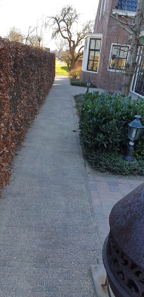 De oprit na het reinigen